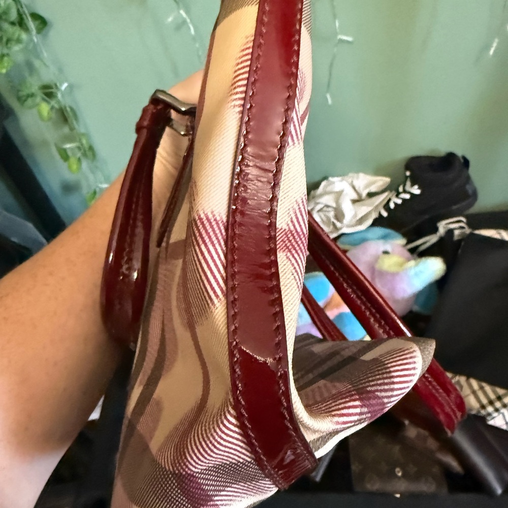 Burberry tote! Just in time for Valentine’s Day! - Picture 10 of 12